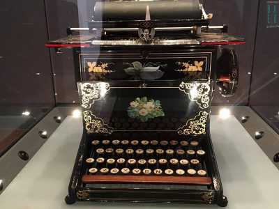 Sotto una teca illuminata, custodita come se fosse un�opera d�arte, c�� la �Sholes & Glidden�, il pezzo pi� antico dell�esposizione. Ideata nel 1873 negli Stati Uniti, si tratta della prima macchina per scrivere meccanica